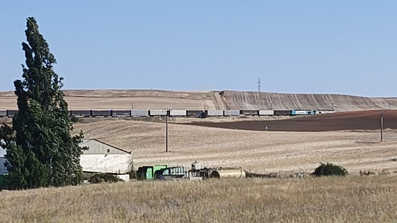 Imagen del tren de mercancías detenido a su paso por Cabrerizos