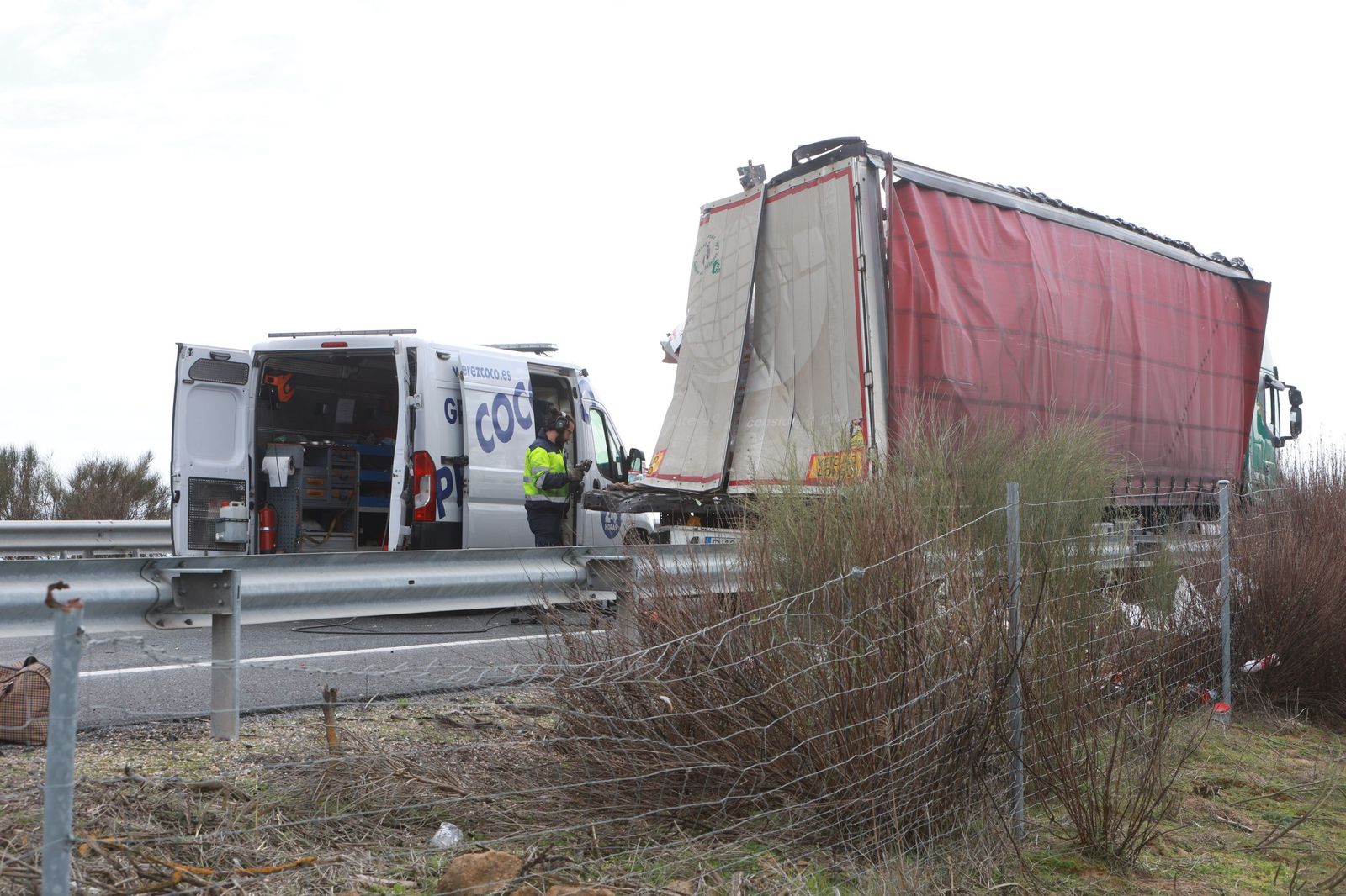 Dos camiones colisionan en la A-62 y uno echa a arder