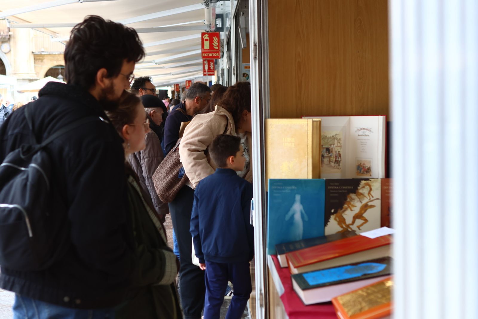 Feria municipal del libro en la Plaza Mayor de Salamanca