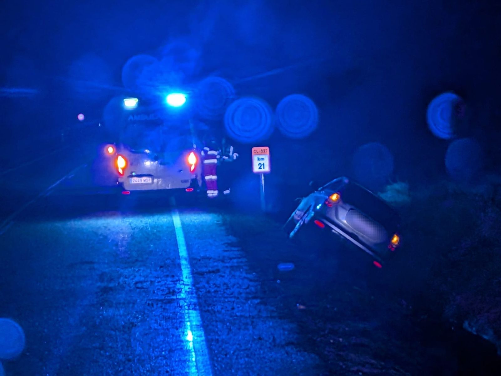 Los servicios de Emergencias junto al vehículo siniestrado