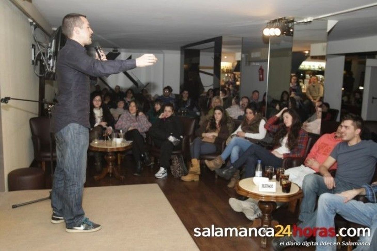Dani Fontecha inunda de humor el Pub Monumental