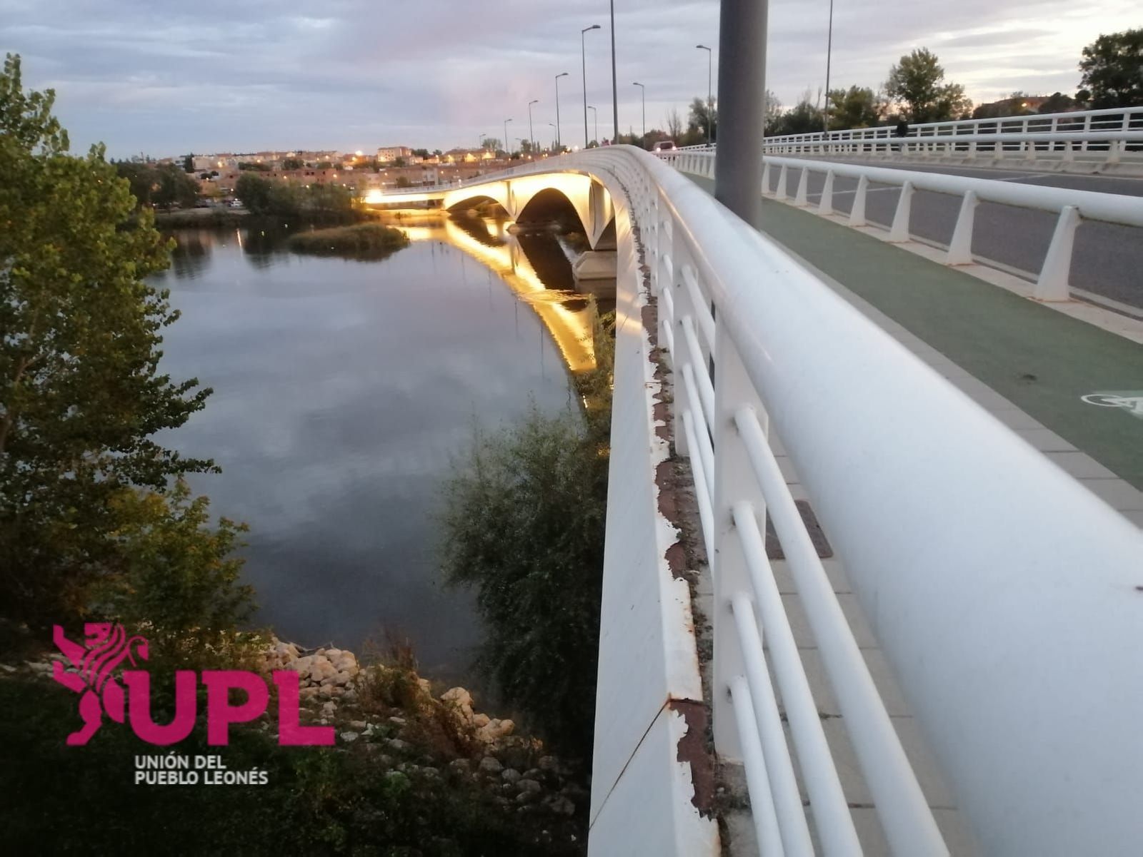 Reclaman el pintado de las barandillas afectadas por el óxido del puente de los Poetas