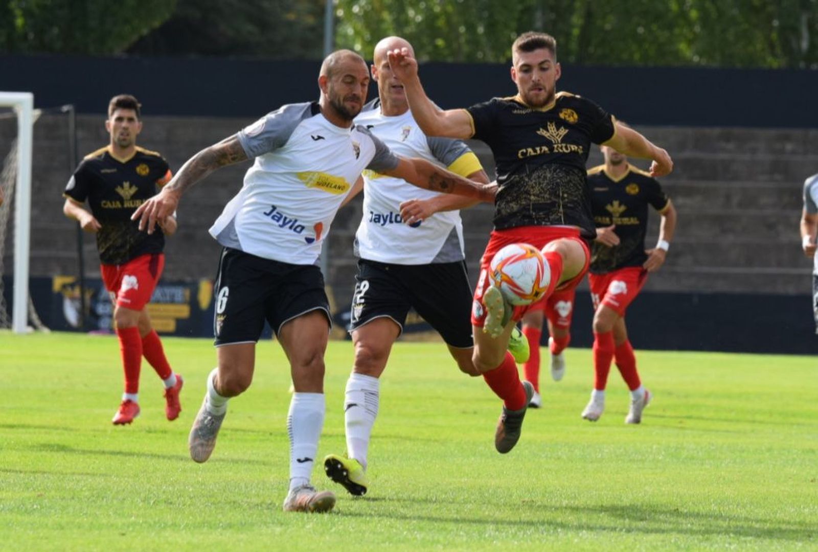 Coscia pelea un balón ante un jugador del Tudelano