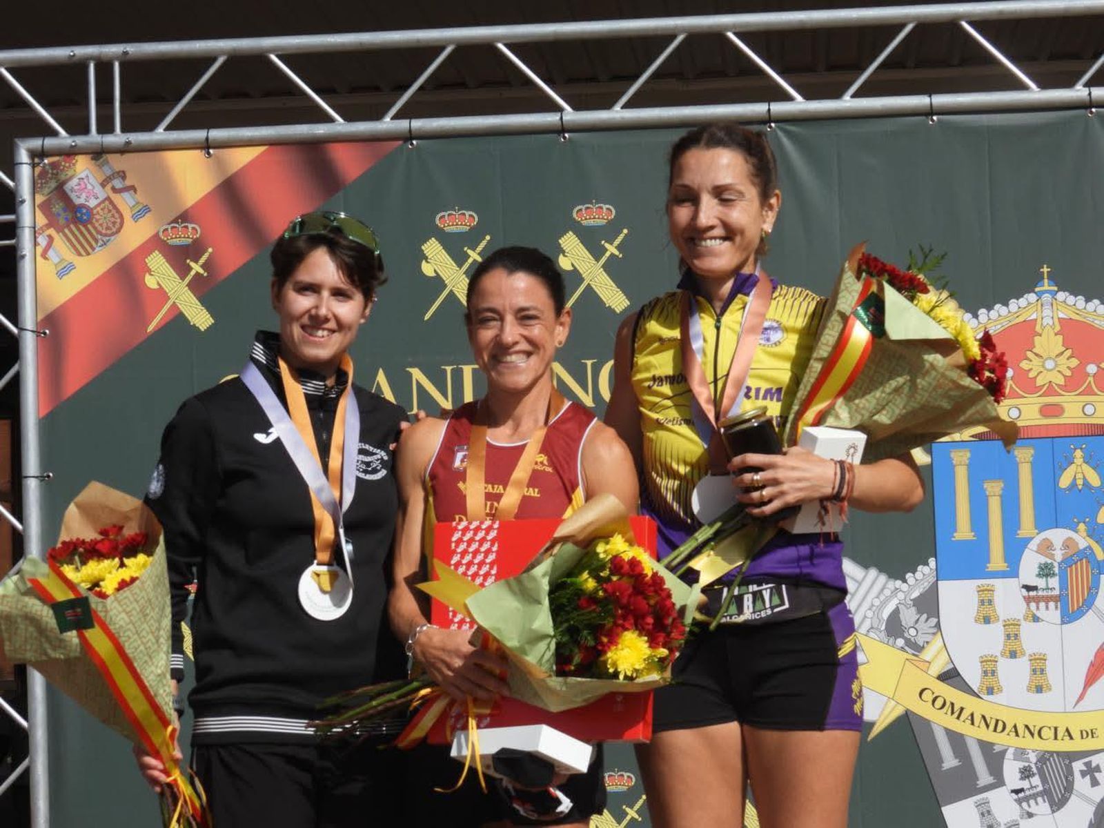 Veronica Sanchez en el podio en la carrera de la Guardia Civil