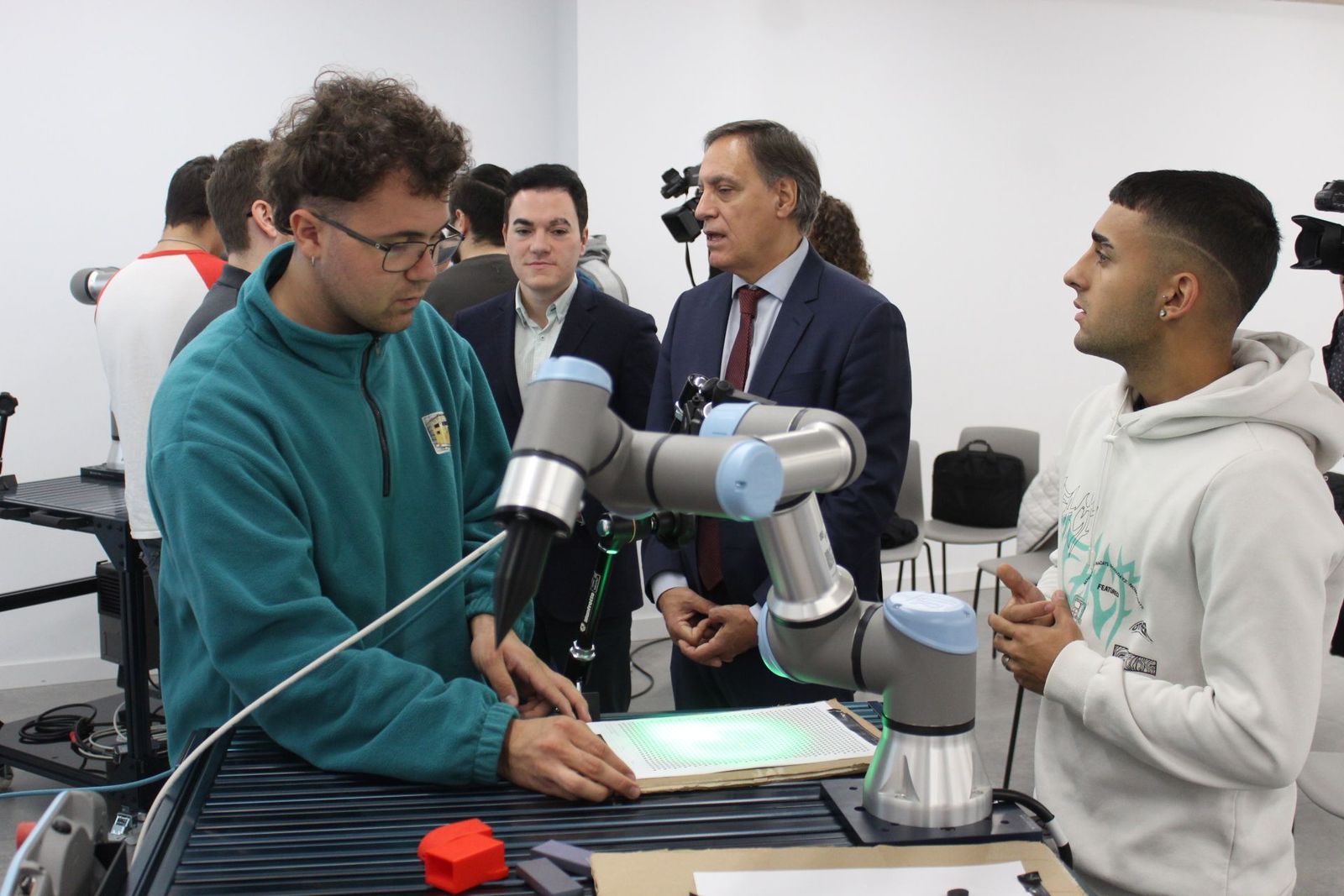 Carlos García Carbayo presenta las novedades tecnológicas en realidad mixta y robótica colaborativa con visión artificial