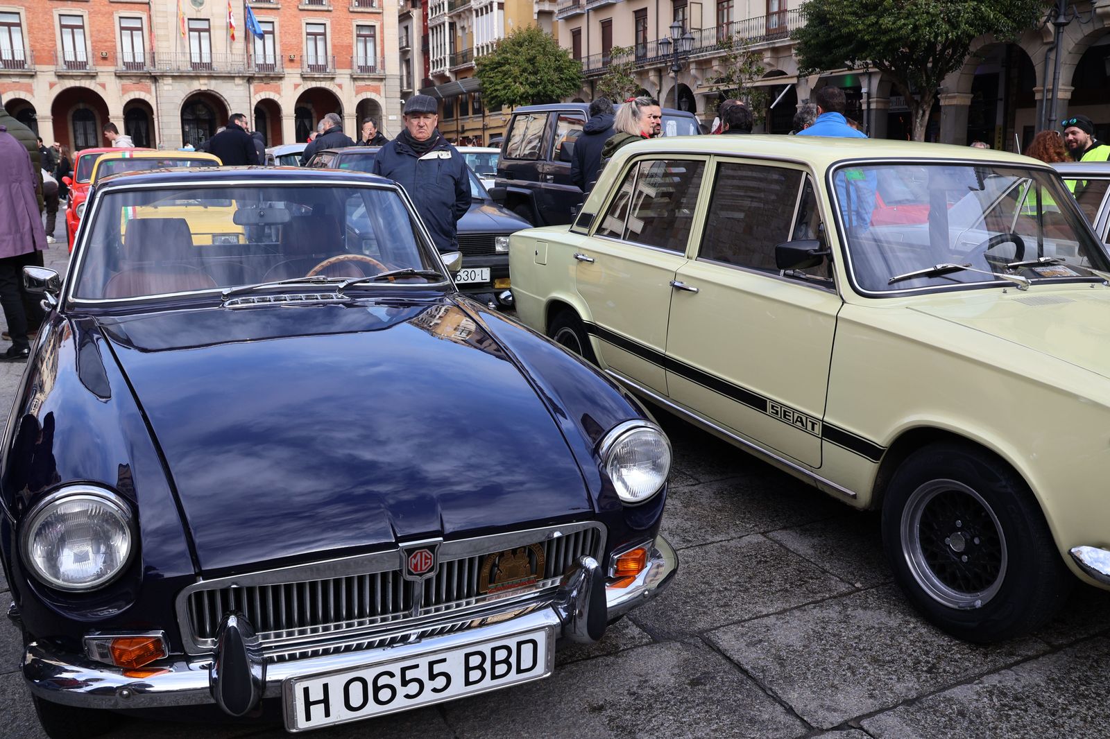 concentracion-de-coches-clasicos-en-la-plaza-mayor-7