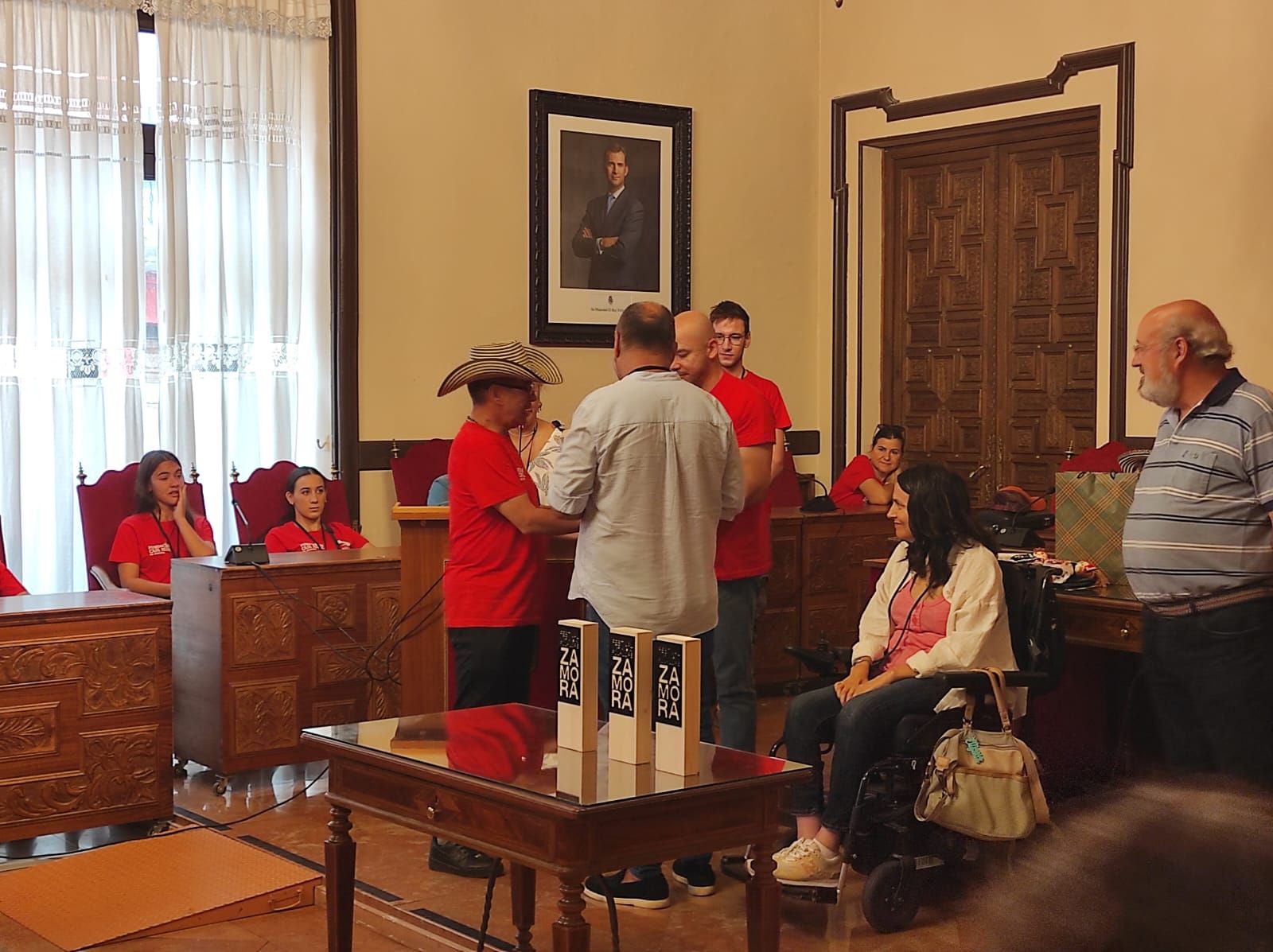 El Ayuntamiento de Zamora acoge a los componentes del XXI festival Internacional de folclore