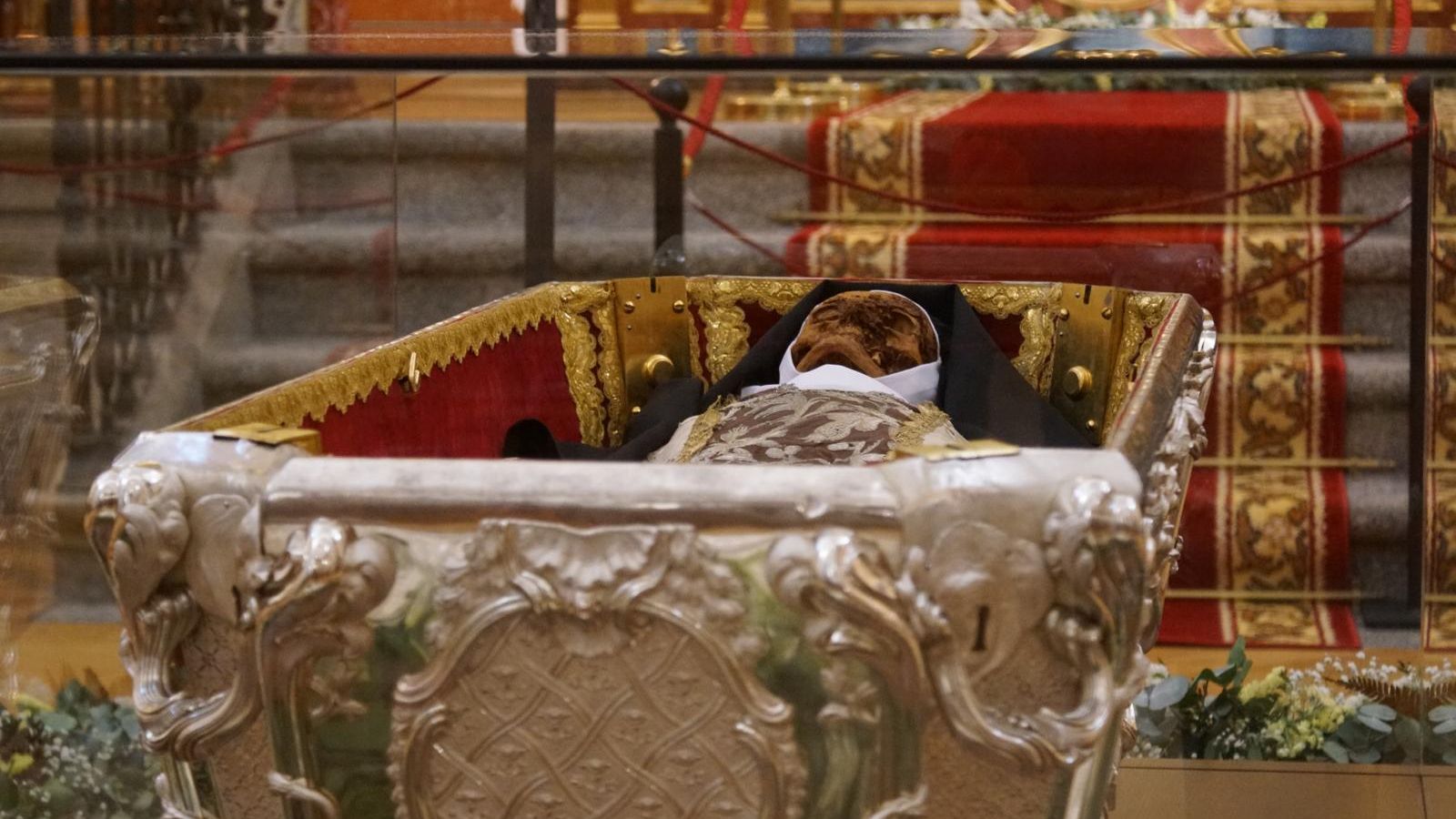 Apertura de la basílica de la Anunciación para venerar el cuerpo de Santa Teresa en Alba de Tormes. Fotos Juanes  (15)