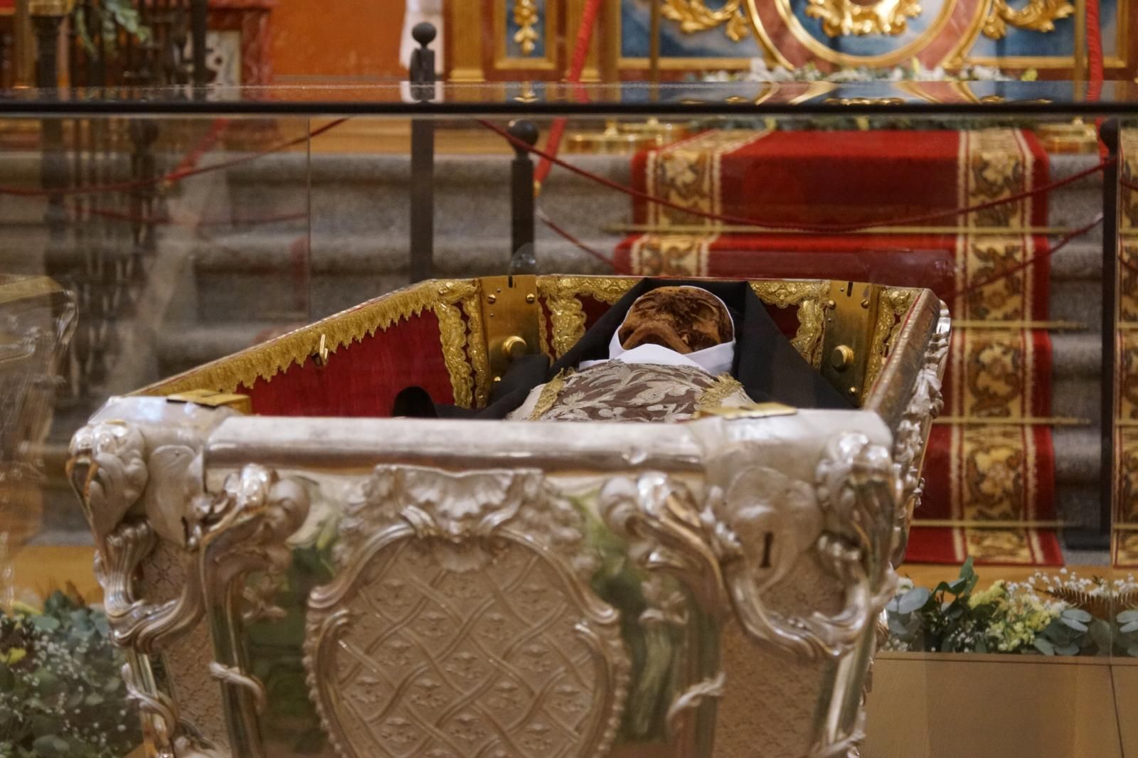 apertura-de-la-basilica-de-la-anunciacion-para-venerar-el-cuerpo-de-santa-teresa-en-alba-de-tormes-fotos-juanes-15