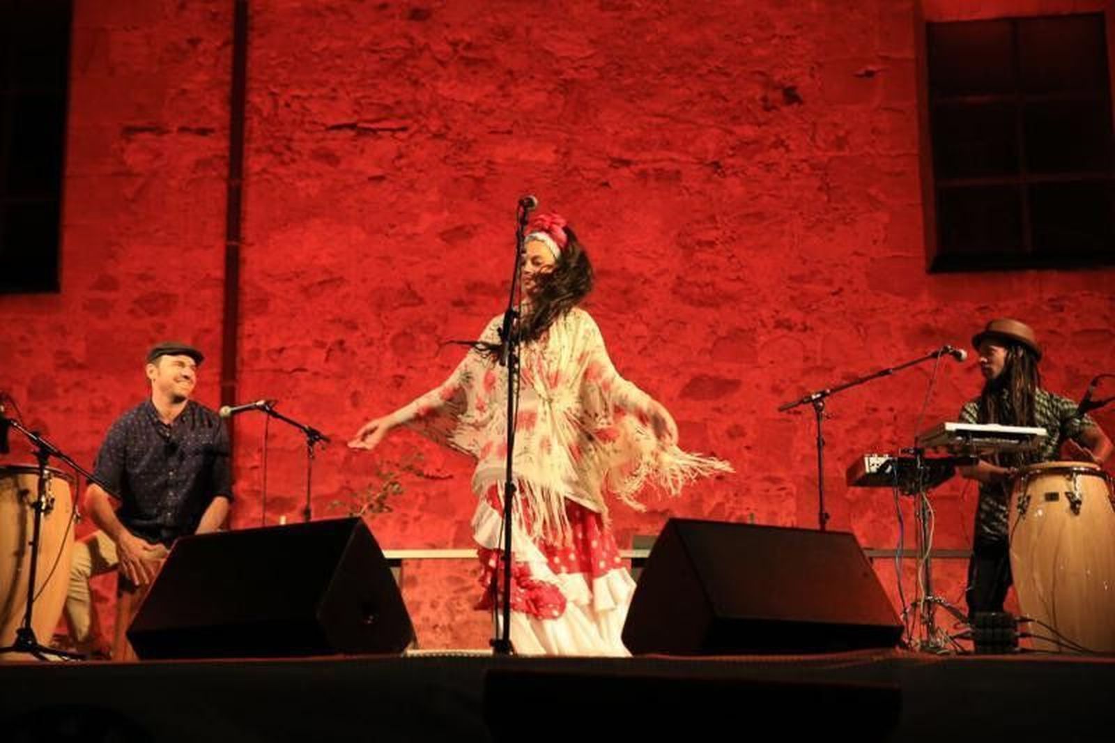 El Festival Etnohelmántica continuó este sábado con el concierto de Marinah