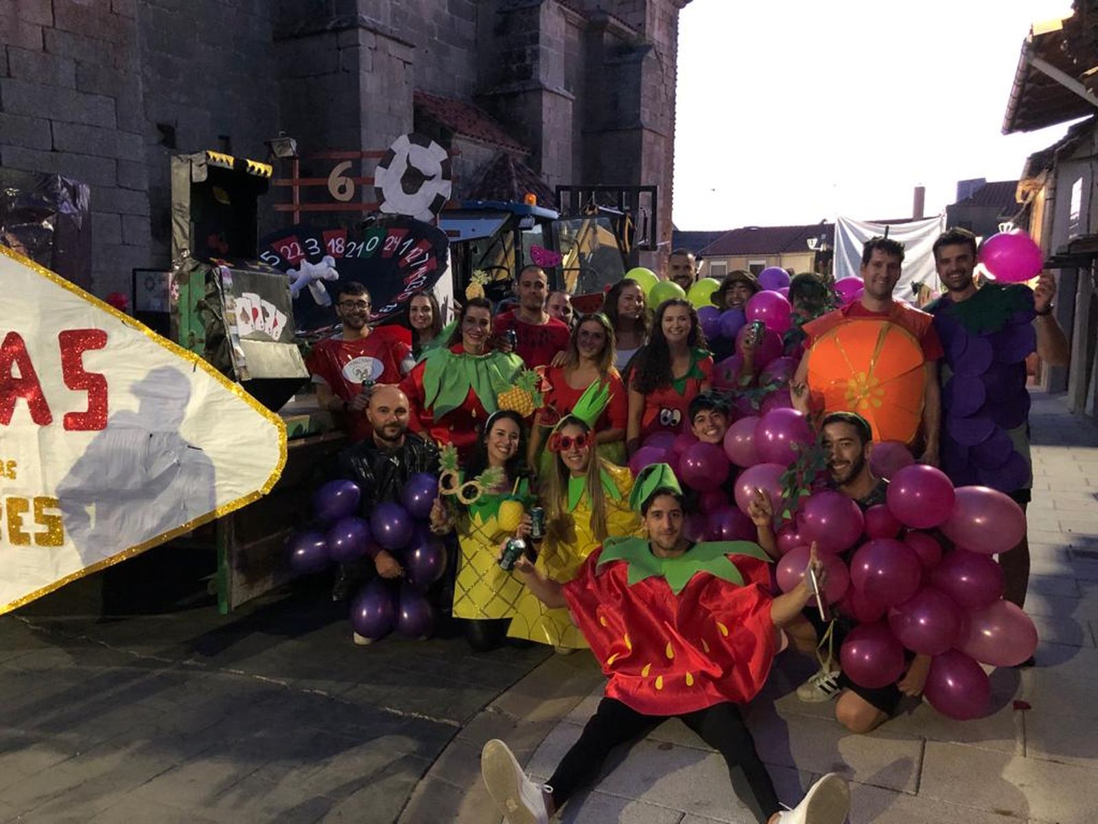Desfile y concurso de carrozas en Pereña de la Ribera