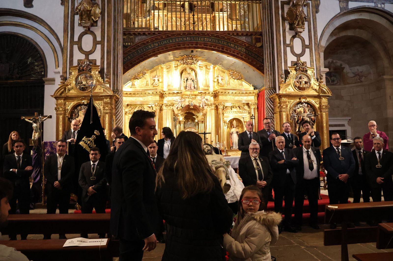 Entrada de nuevos hermanos del Santo Entierro (11).JPG