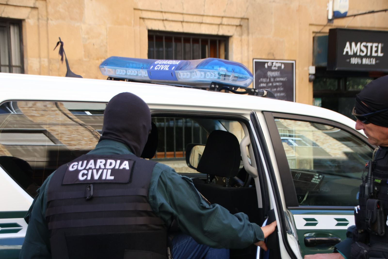 Detención del exalcalde de Trabanca en una redada de la Guardia Civil en la calle Alfonso de Castro