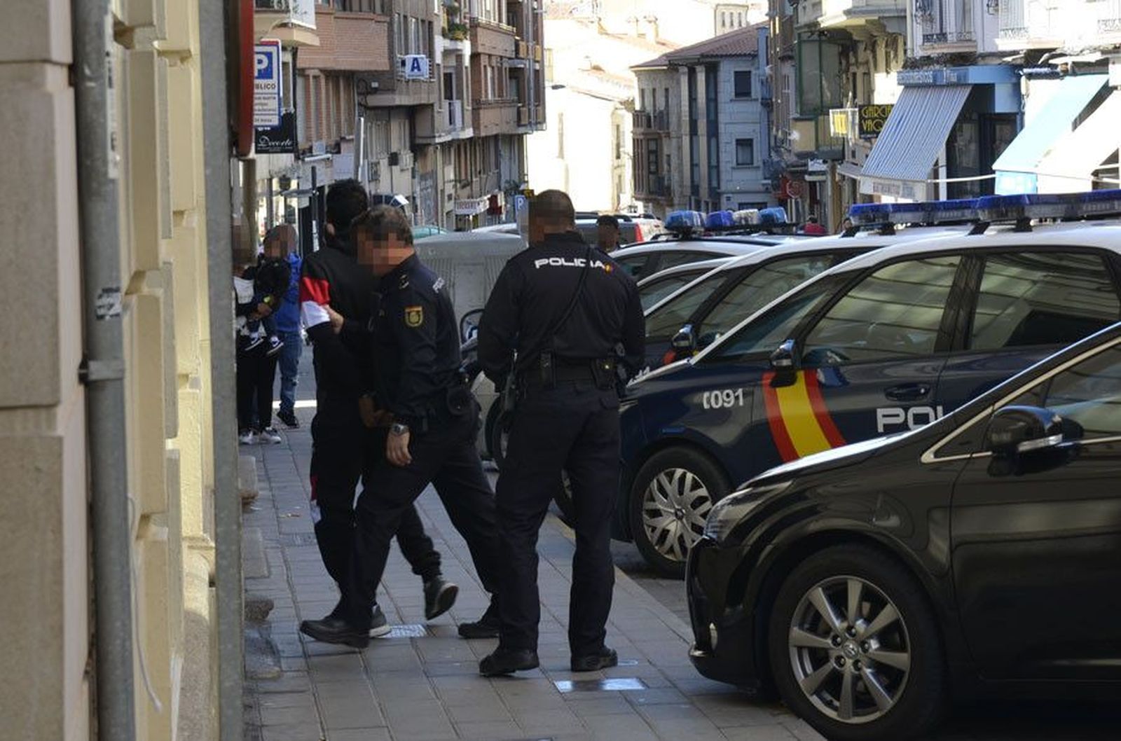 Un detenido entra en los Juzgados de Zamora. Archivo Un detenido entra en los Juzgados de Zamora. Archivo