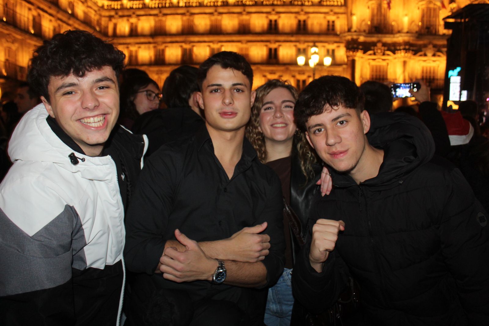 Miles de personas disfrutan de las campanadas y la fiesta del Fin de Año Universitario