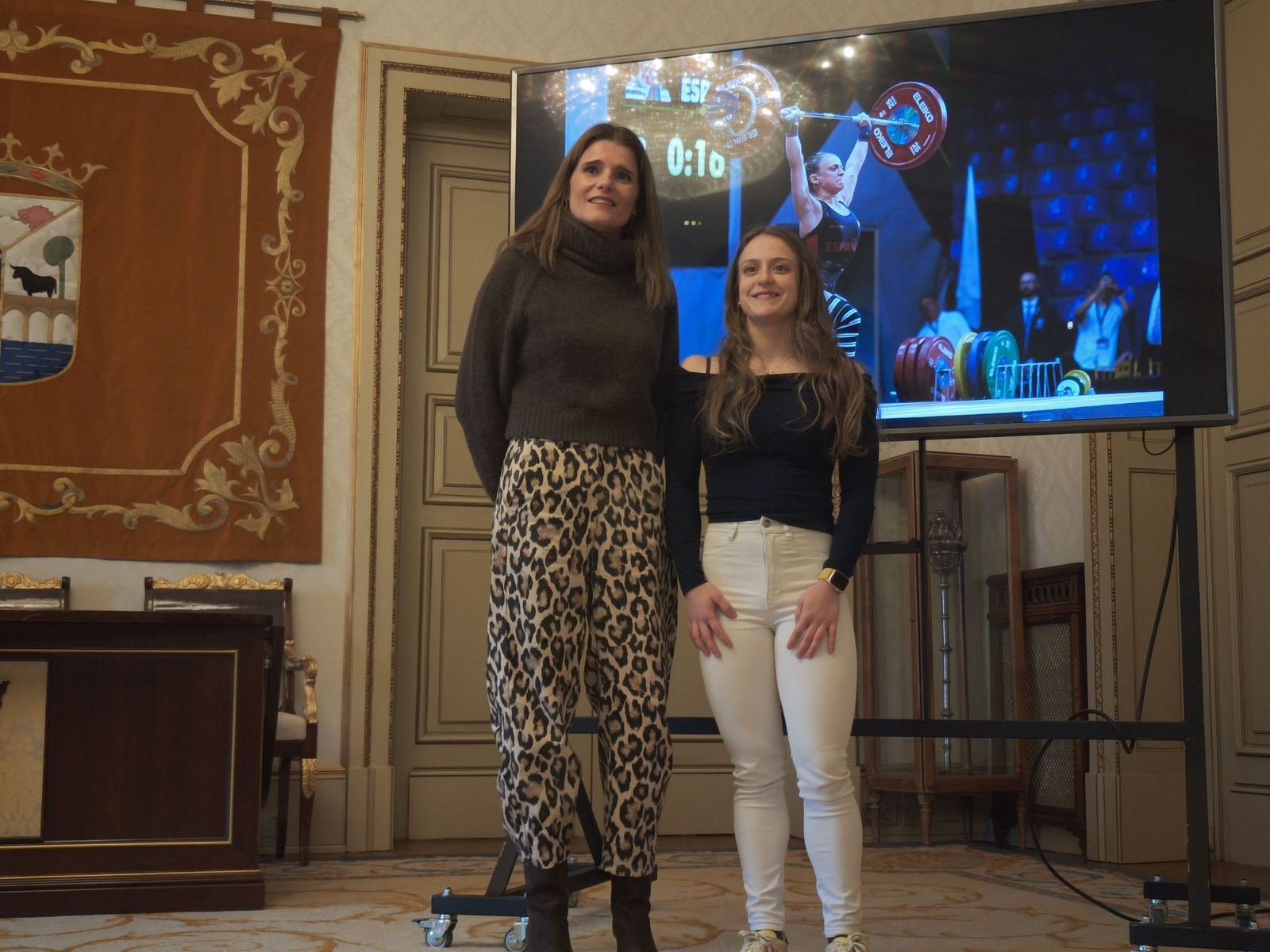 Marta Rincón junto a Almudena Parres en el Ayuntamiento de Salamanca