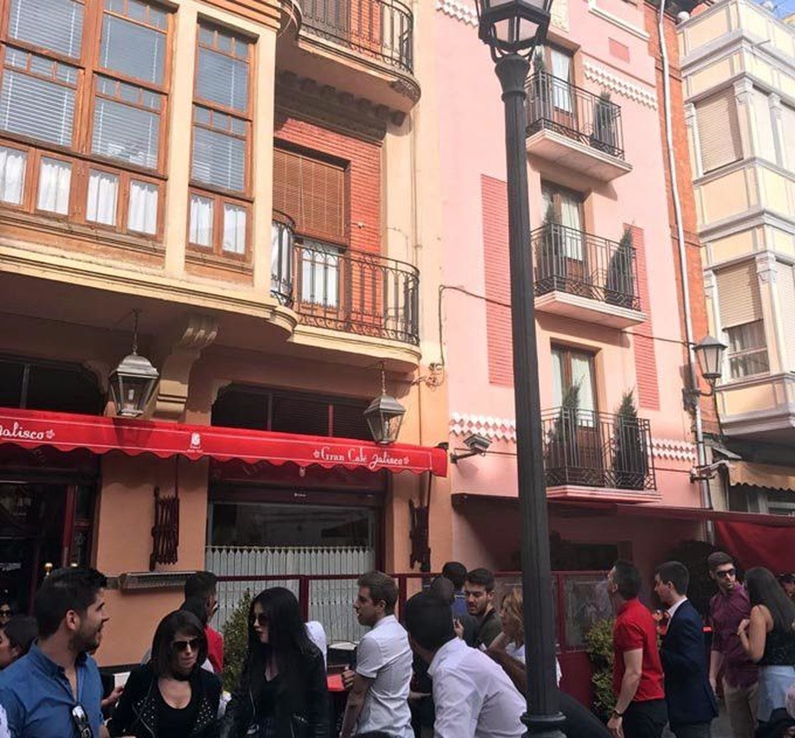 Susto en la Plaza del Fresco tras desprenderse una pequeña parte de un balcón