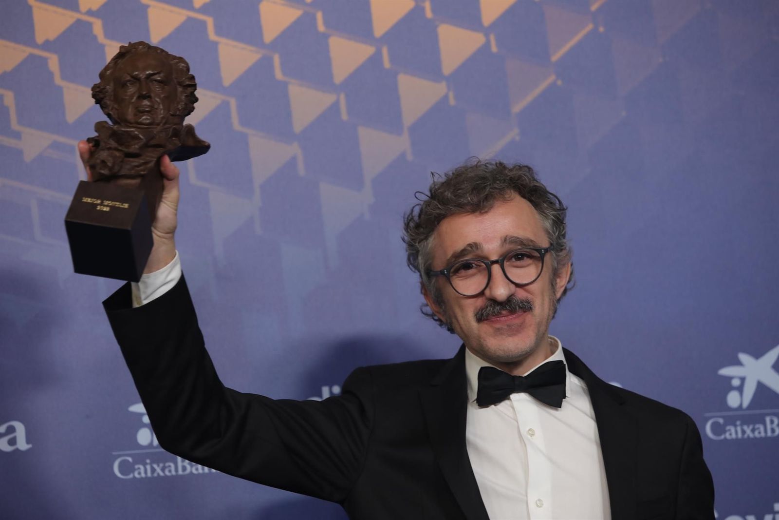 El ganador a Mejor Montaje por 'As Bestas', Alberto del Campo, posa con su premio durante la gala de la 37 edición de los Premios Goya. EP