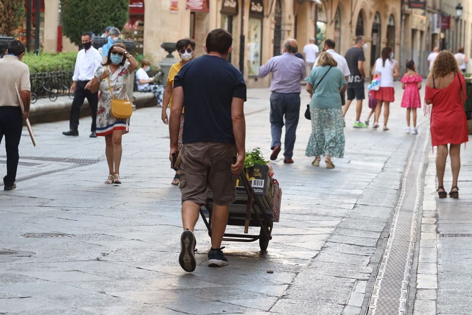 Un trabajador por las calles de Salamanca.