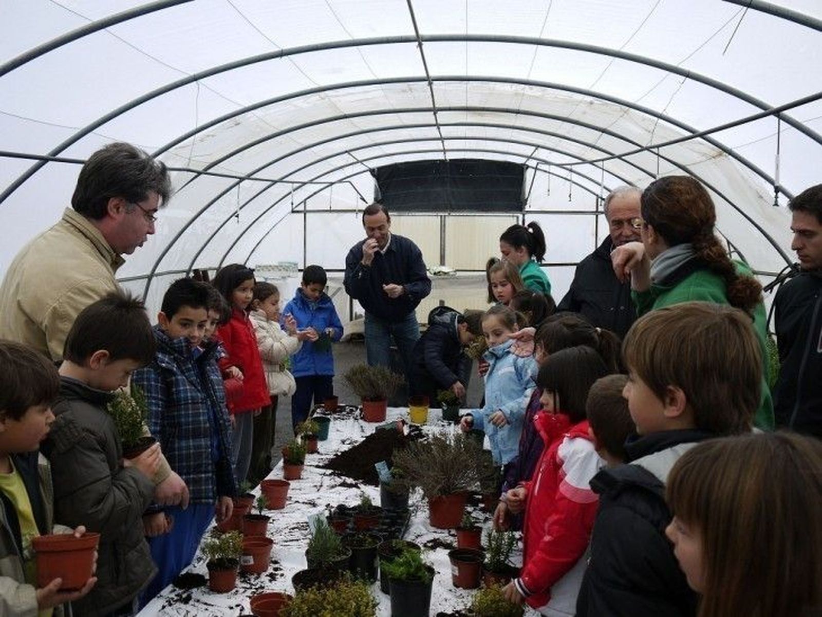 El alcalde participa con los niños en las actividades del Día del Árbol