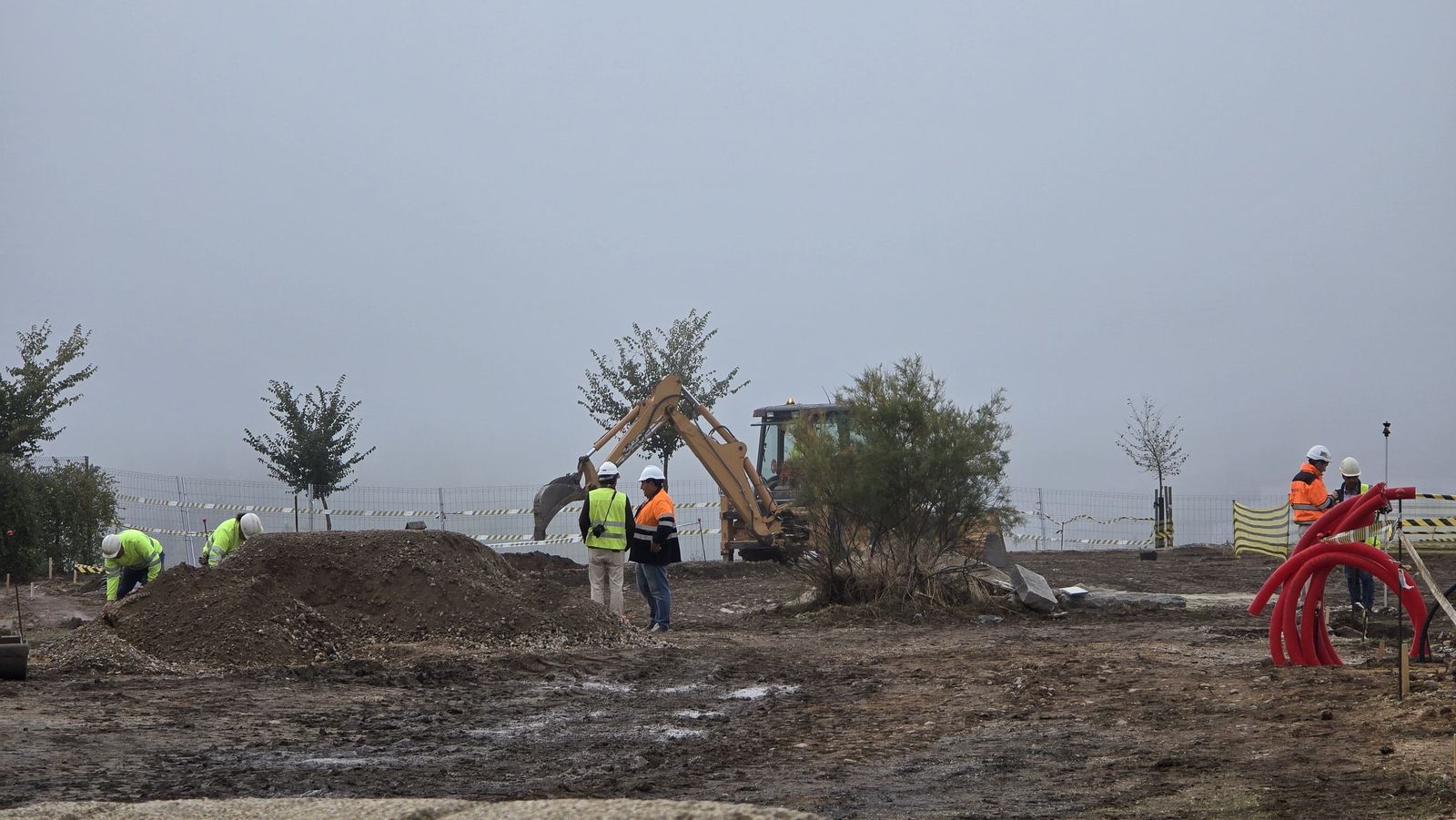 El alcalde de Salamanca, Carlos García Carbayo, informa de los hallazgos y las actuaciones que se están realizando en el Cerro de San Vicente