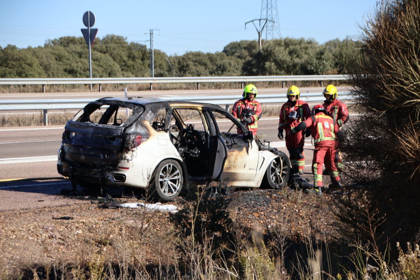 Incendio de un coche a la altura de Crrascal de Barregas