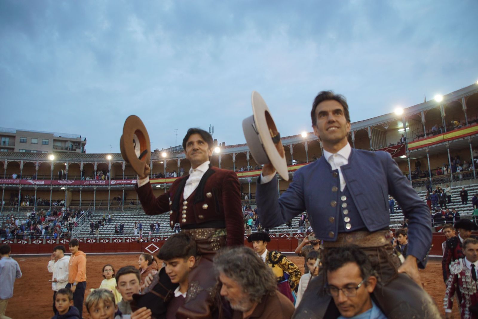 ambiente-en-el-patio-de-cuadrillas-de-la-glorieta-para-ver-a-sergio-galan-diego-ventura-y-guillermo-hermoso-de-mendoza-21-de-septiembre-de-2024-fotos-juanes-3