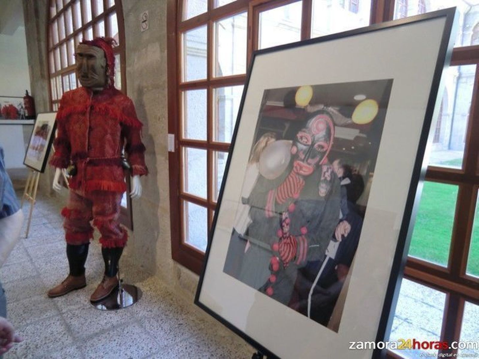 Una exposición reúne decenas de imágenes y trajes de mascaradas de Zamora, Portugal e Italia