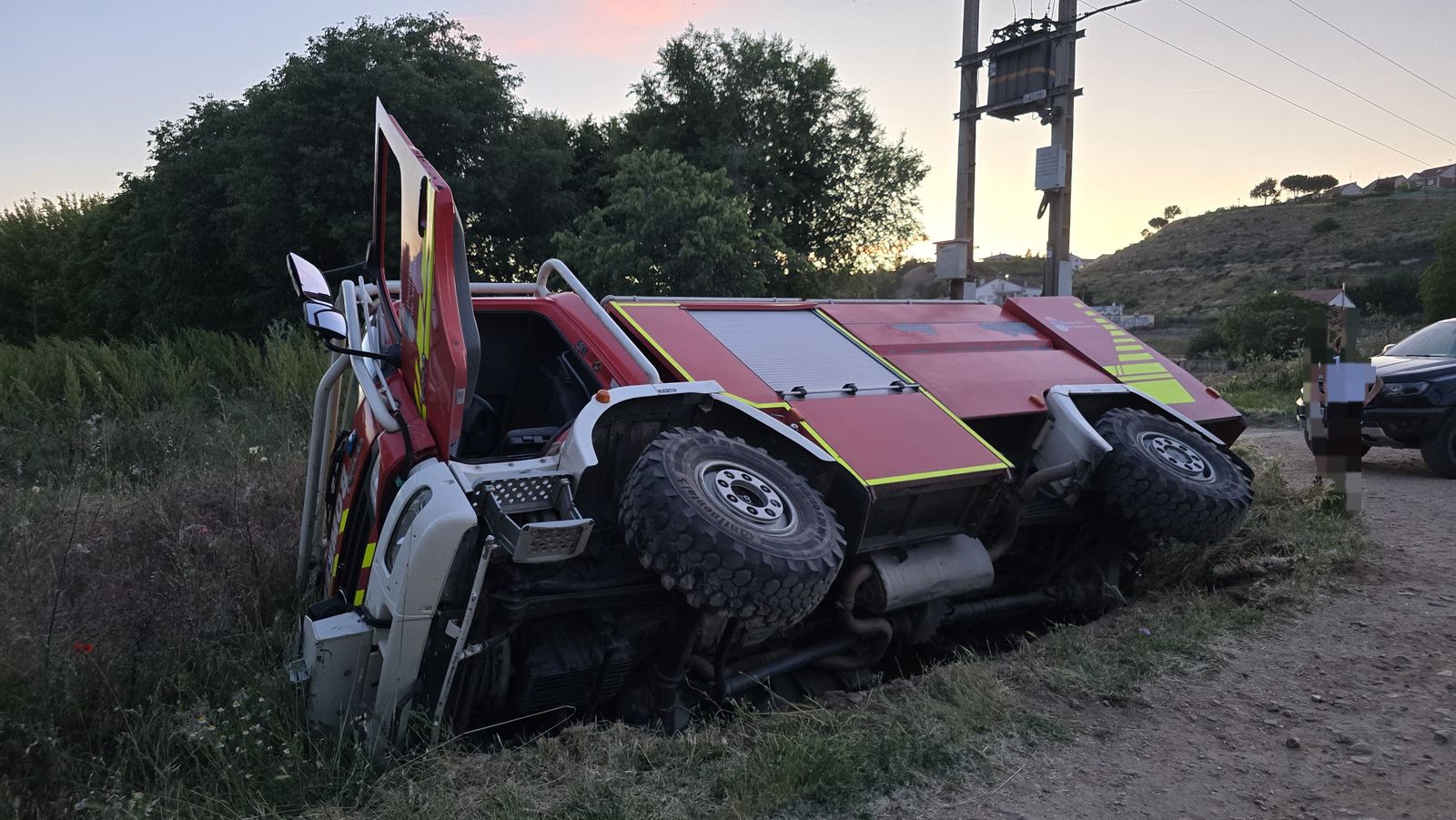 Un camión de bomberos cae en una zanja en un camino de Cabrerizos