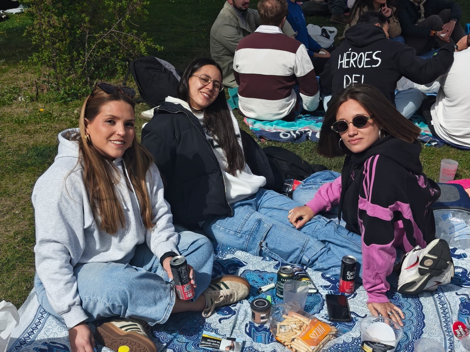 Un multitudinario Lunes de Aguas en Salamanca llena la ribera del Tormes