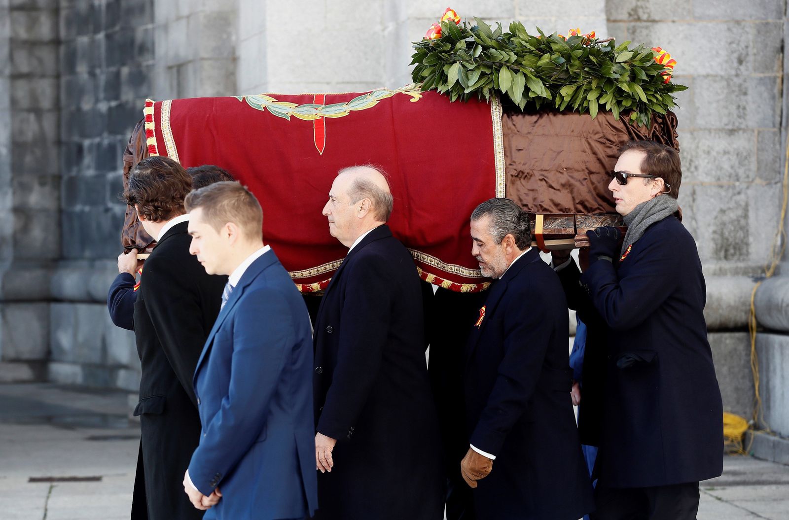 Los nietos de Francisco Franco, Francis Franco (i) y Jaime Martínez Bordiú (c) portan el féretro del dictador tras la exhumación en del Valle de los Caídos y antes de su trasladado al cementerio