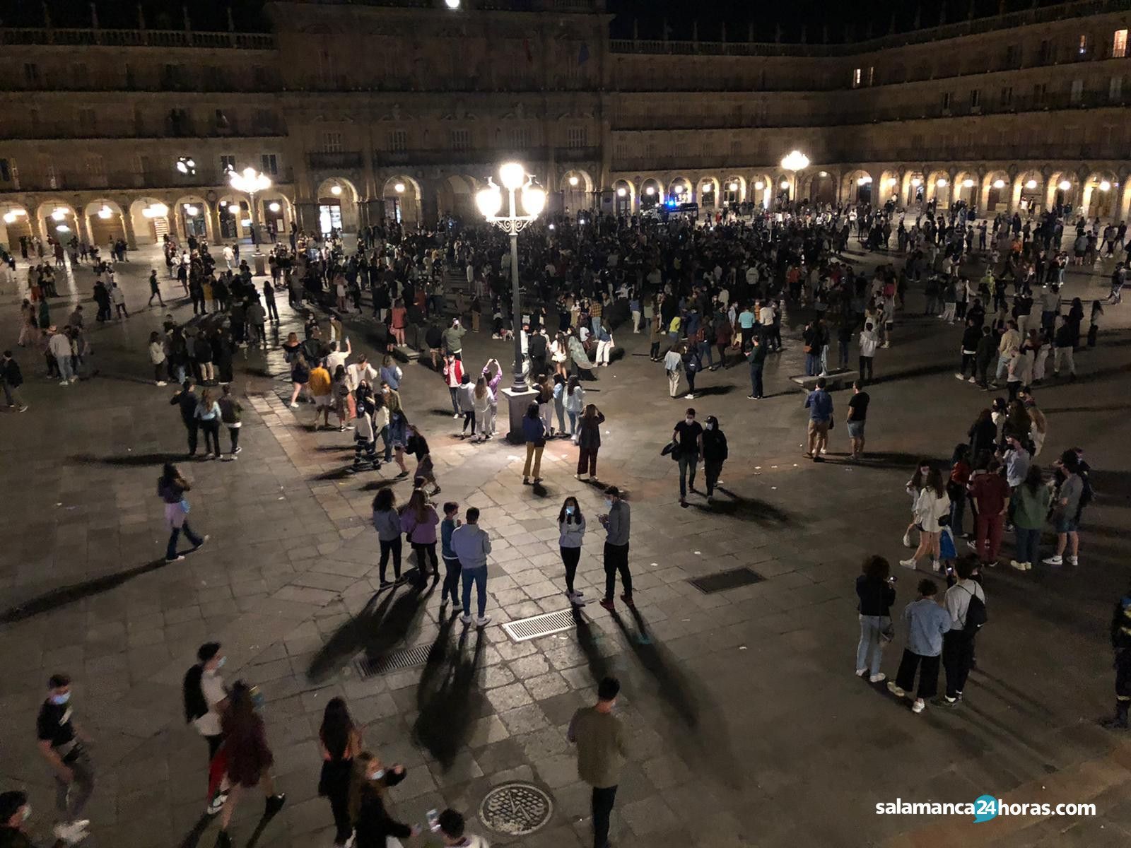 VÍDEO | Cientos de personas celebran el fin del estado de alarma en la Plaza Mayor