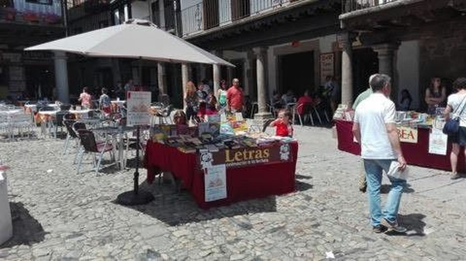 La lectura toma la plaza de la localidad con la Feria del Libro estival
