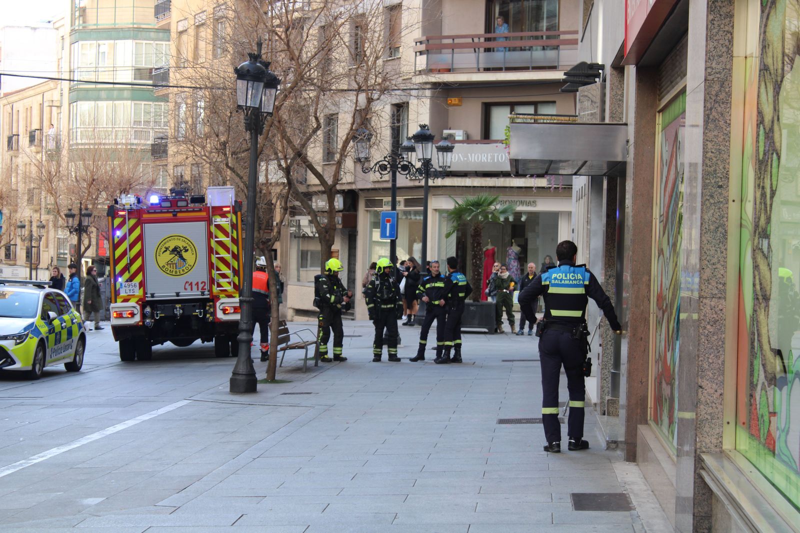 Bomberos y Policía Local en la calle Bientocadas por olor a gas (2)