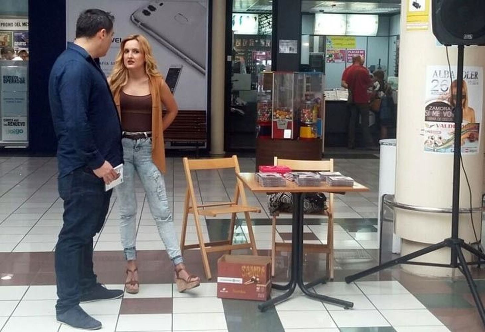 La cantante Alba Soler firma discos en el CC Valderaduey