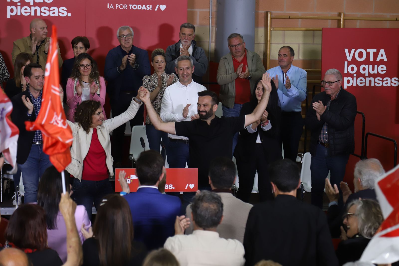 La ministra María Jesús Montero arropa al candidato a la alcaldía David Gago en el acto inaugural de campaña