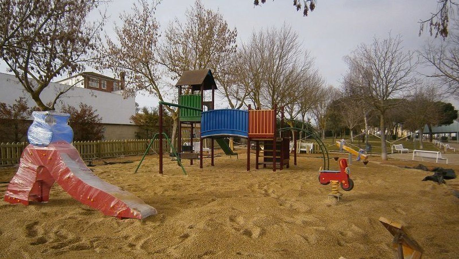 Mejoras en la zona infantil del Parque del Cañón, en Tejares