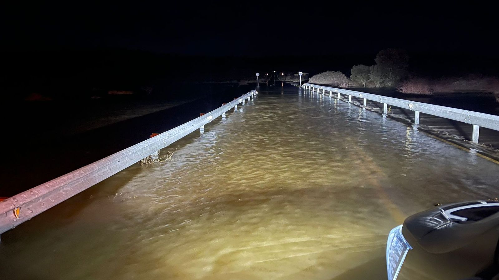 Desbordamiento del río Castrón. Cortada la vía