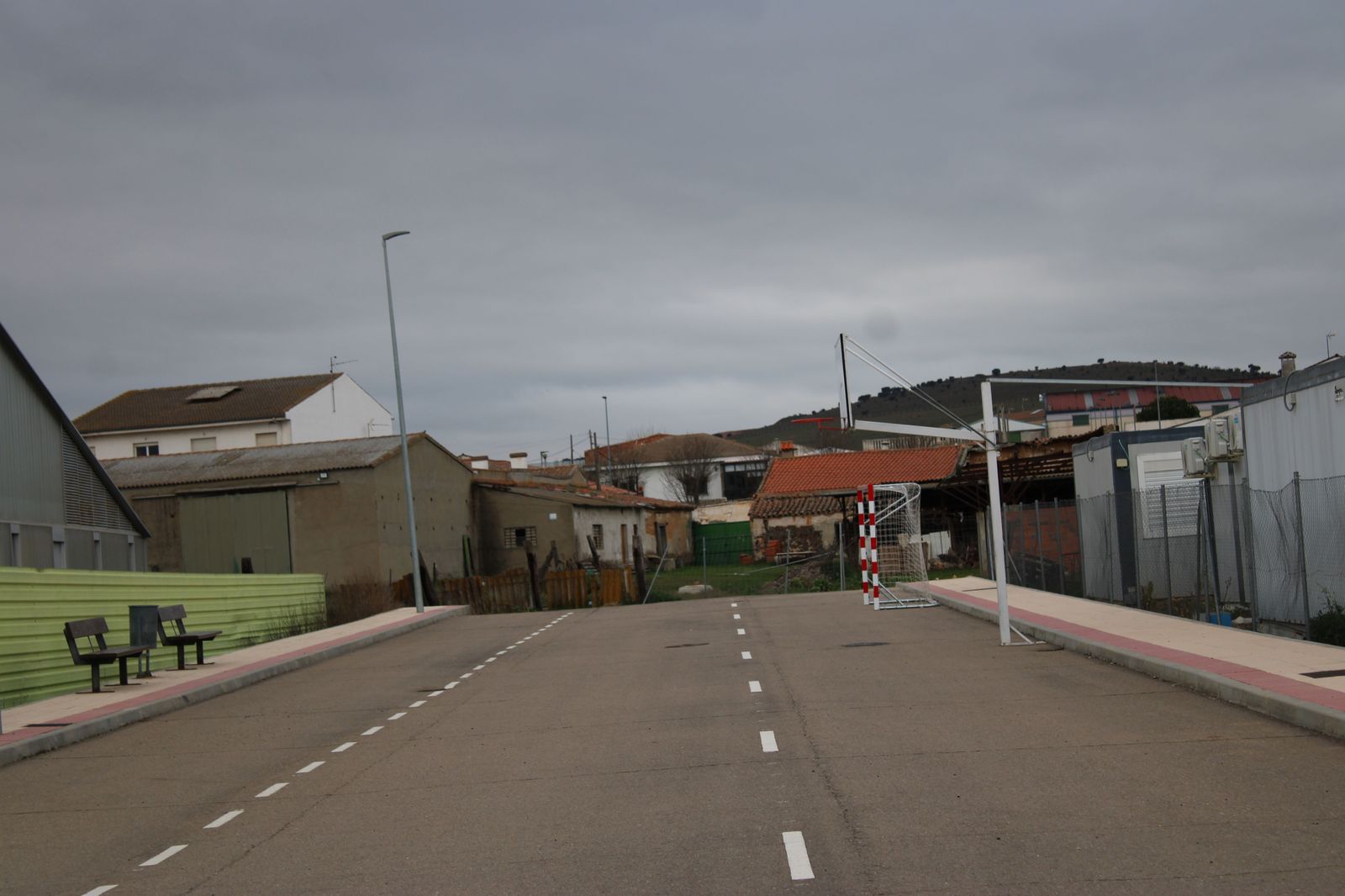 Calle del colegio en Aldeatejada. Foto de archivo