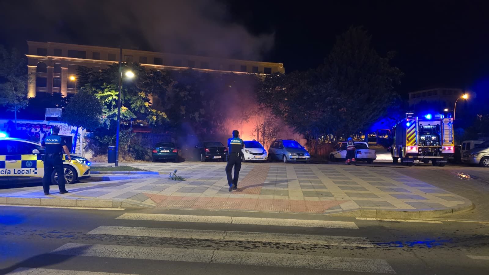 Arde un vehículo junto a la plaza de toros de Salamanca