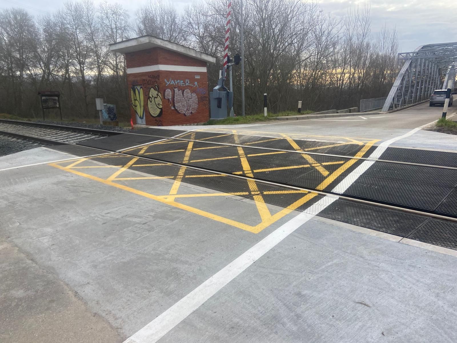 El recién renovado paso a nivel a la altura del puente de Hierro en Toro volverá a cerrarse al tráfico