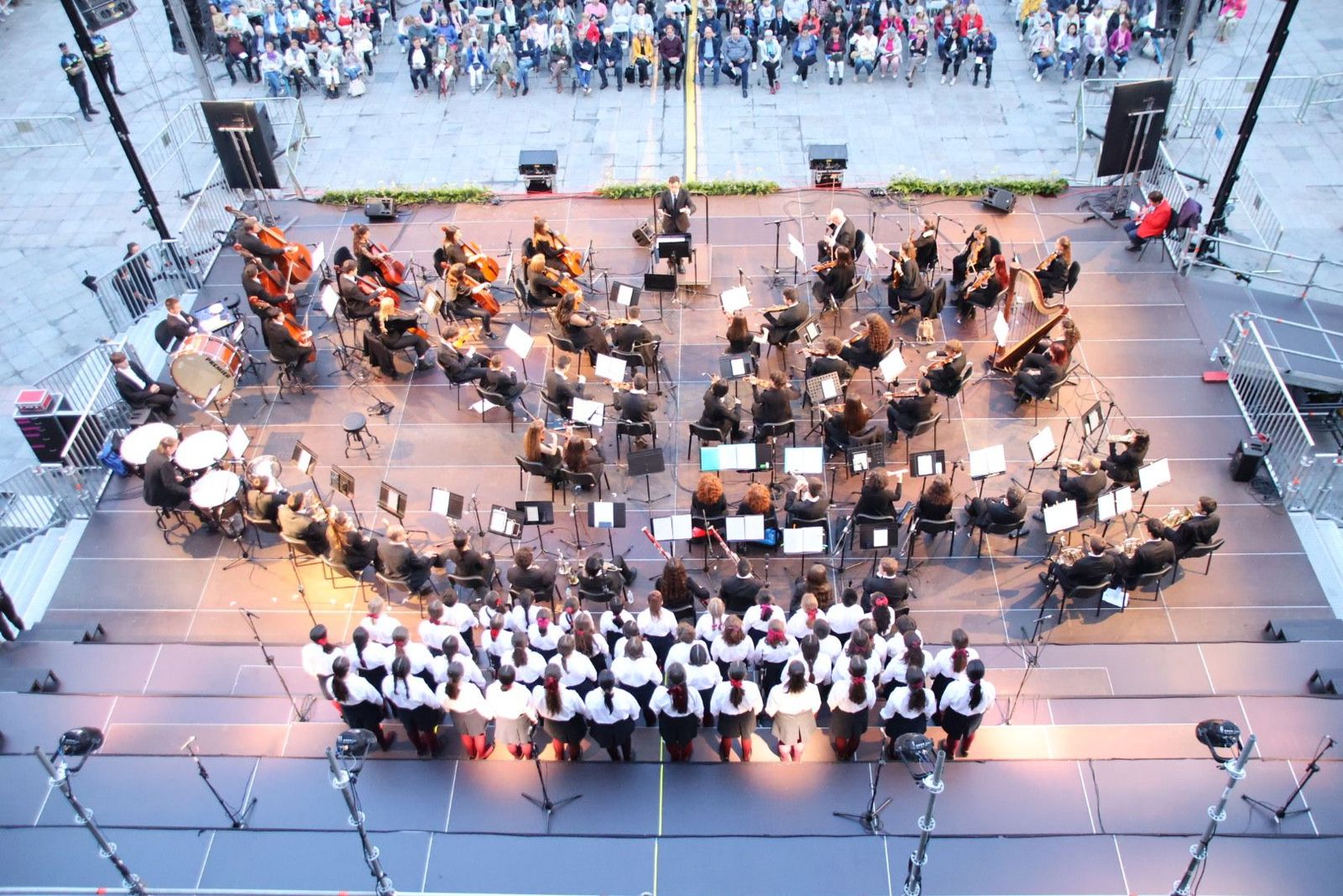 Carlos García Carbayo, asiste al concierto de la Joven Orquesta Sinfónica Ciudad de Salamanca, Coro Ciudad de Salamanca y Coro Santa Cecilia de la Escuela Municipal de Música y Danza en homenaje a Tomás Bretón