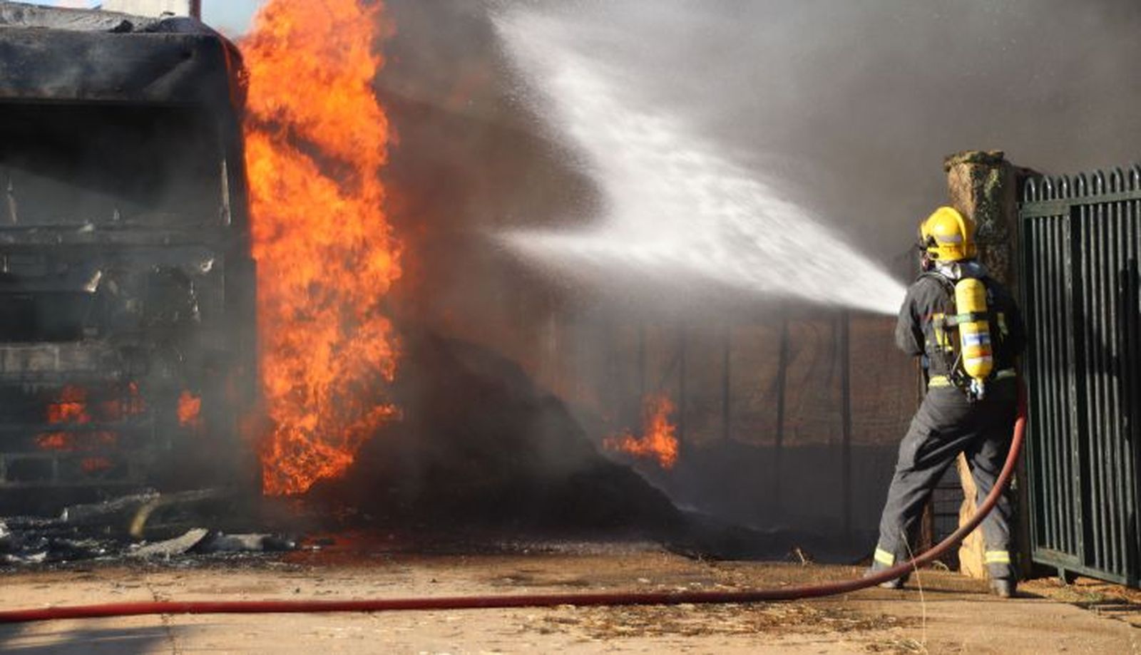 Los Bomberos apagan el incendio de un camión de pacas en Castellanos de Villiquera (1)