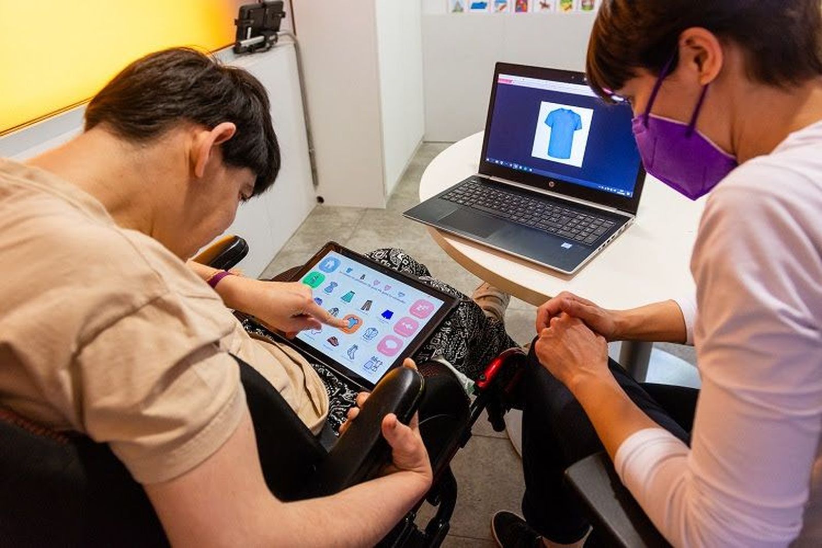 Joven con parálisis cerebral sin comunicación oral. Foto de archivo