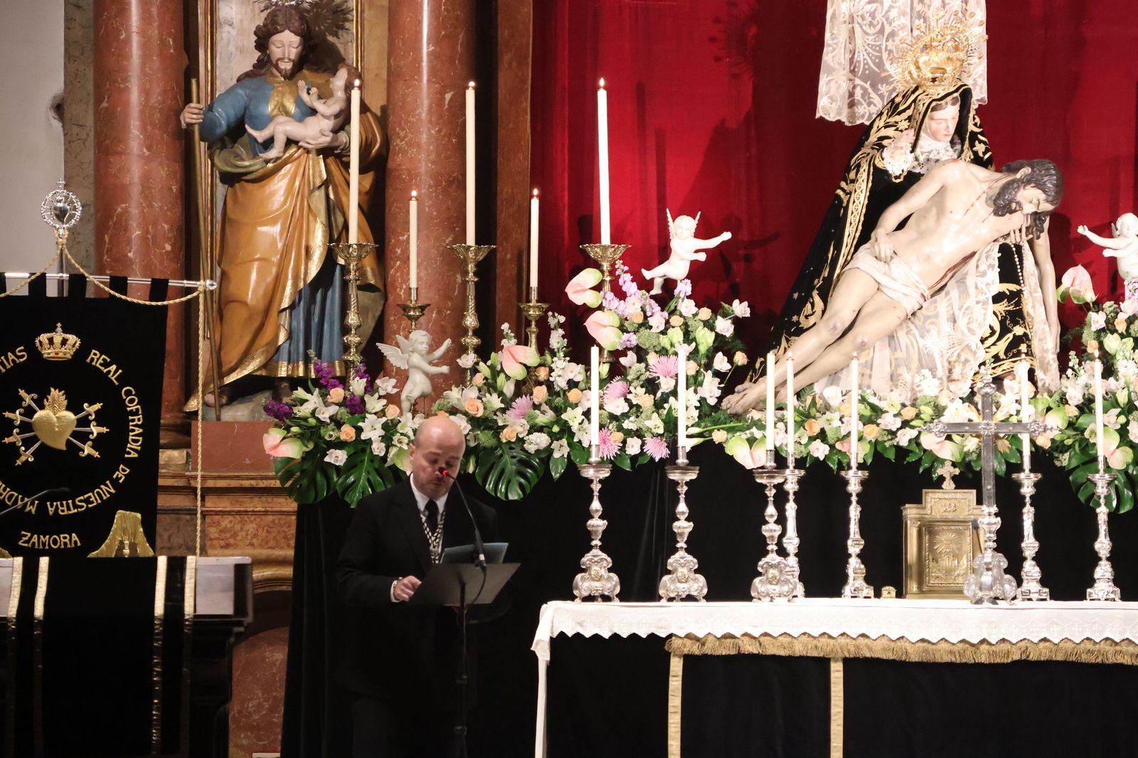 Pablo Durán durante su pregón junto a la talla de Nuestra Madre de las Angustias