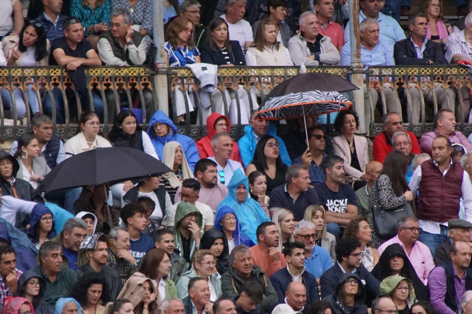 ambiente-en-el-patio-de-cuadrillas-de-la-glorieta-para-ver-a-sergio-galan-diego-ventura-y-guillermo-hermoso-de-mendoza-21-de-septiembre-de-2024-fotos-juanes-69