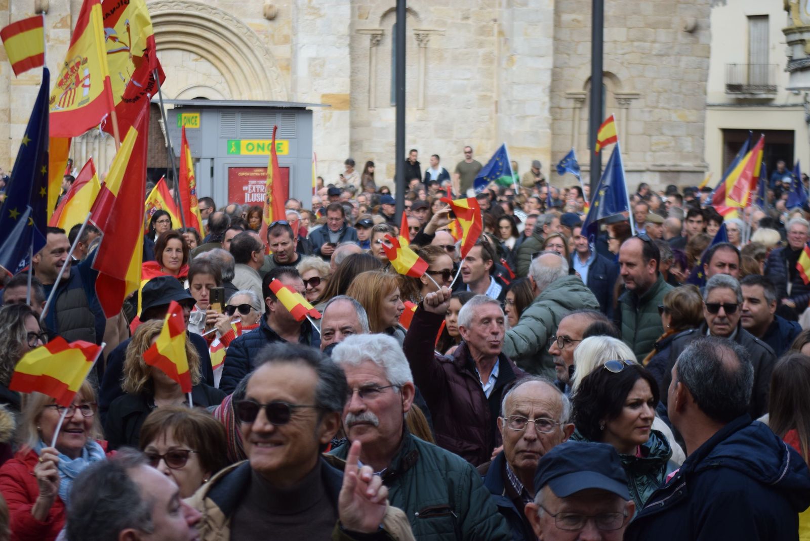 concentracion-del-pp-contra-la-amnistia-25