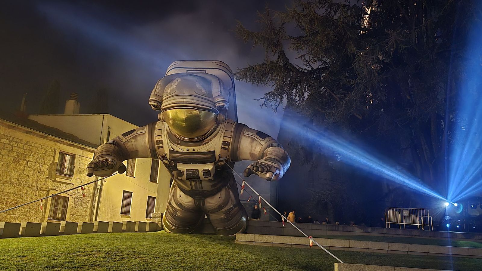 La Plaza Mayor de Salamanca se ilumina con “El Astronauta y la Estrella”: arranca la Navidad