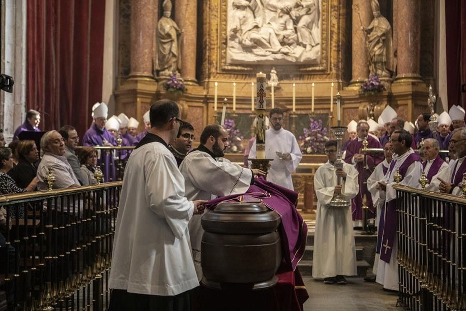 FUNERAL OBISPO GREGORIO MARTINEZ SACRISTAN ENTIERRO 236