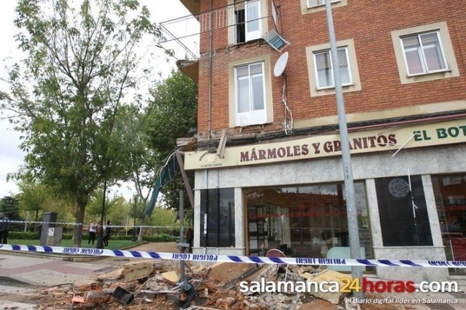 Espectacular caída de dos balcones de una fachada en la carretera de Ledesma